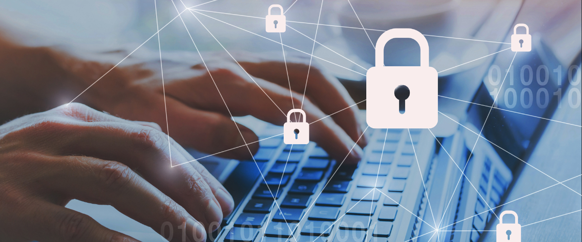 Du siehst jemanden, der an seinem Laptop arbeitet, mit verbundenen Schlössern in Weiß. Dies zeigt die notwendige Sicherheit beim Umgang mit sensiblen Daten.